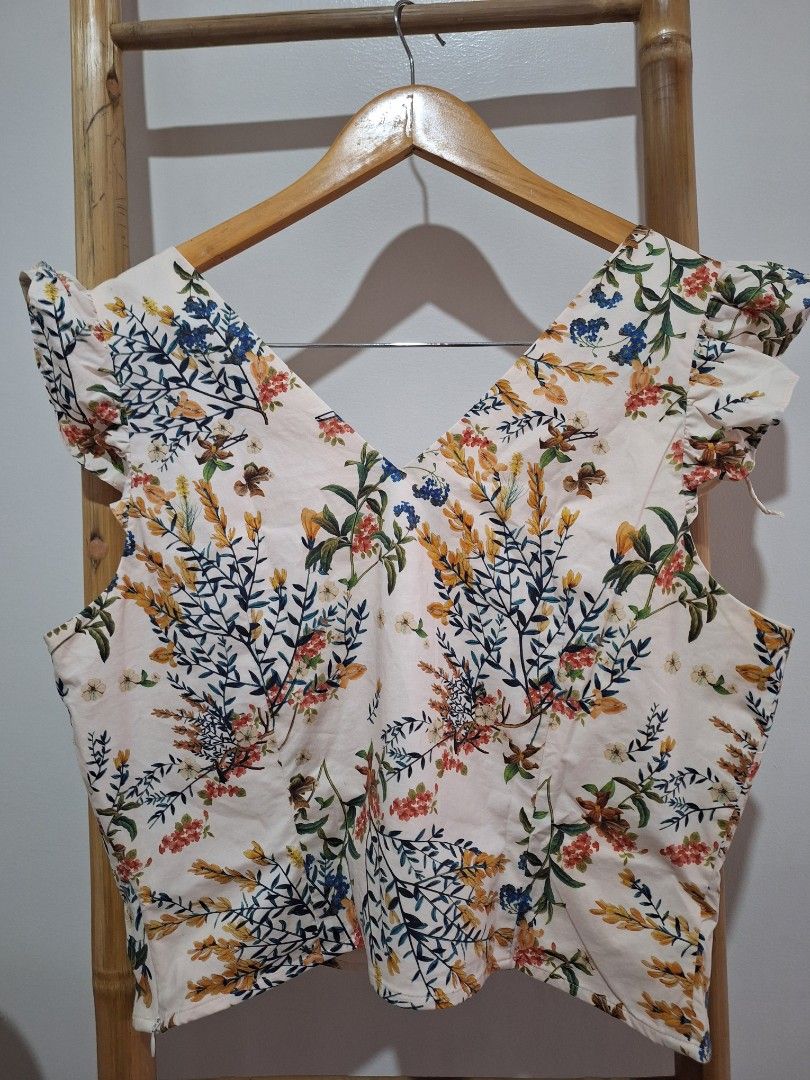 Antonio Melani Floral Ruffle Top (Category: Sleeveless) located in Antipolo. Submitted by flutterby41319 (Listing ID 1384864223, Image 3). Description: measurements laid flat: width 20" length 19".