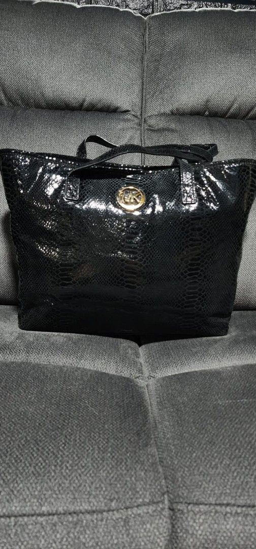 Authentic Michael Kors python tote bag (Category: Bags & Wallets) located in Singapore. Submitted by preloved_to_beloved (Listing ID 1384988968, Image 3). Description: Michael Kors tote bag - 100% Authentic - Black - Gold metal hardware - Fits A4 size - 4 interior slot pockets - 1 interior zip pocket - 1 exterior slot pocket (back) Fabric: - Suede - Python patent leather Measurements: - Width: 48cm (top) - Width: 35cm (bottom) - Height: 30cm - De