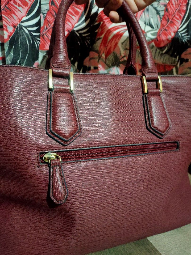 Authentic Piere Cardin 2 way bag (Category: Luxury Bags & Wallets) located in Cabuyao City. Submitted by zoeraven7174991 (Listing ID 1384988916, Image 3). Description: medium size 2 way bag color maroon super pretty in personal..