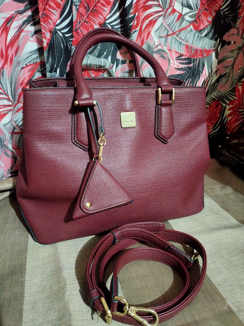 Authentic Piere Cardin 2 way bag (Category: Luxury Bags & Wallets) located in Cabuyao City. Submitted by zoeraven7174991 (Listing ID 1384988916, Image 2). Description: medium size 2 way bag color maroon super pretty in personal..