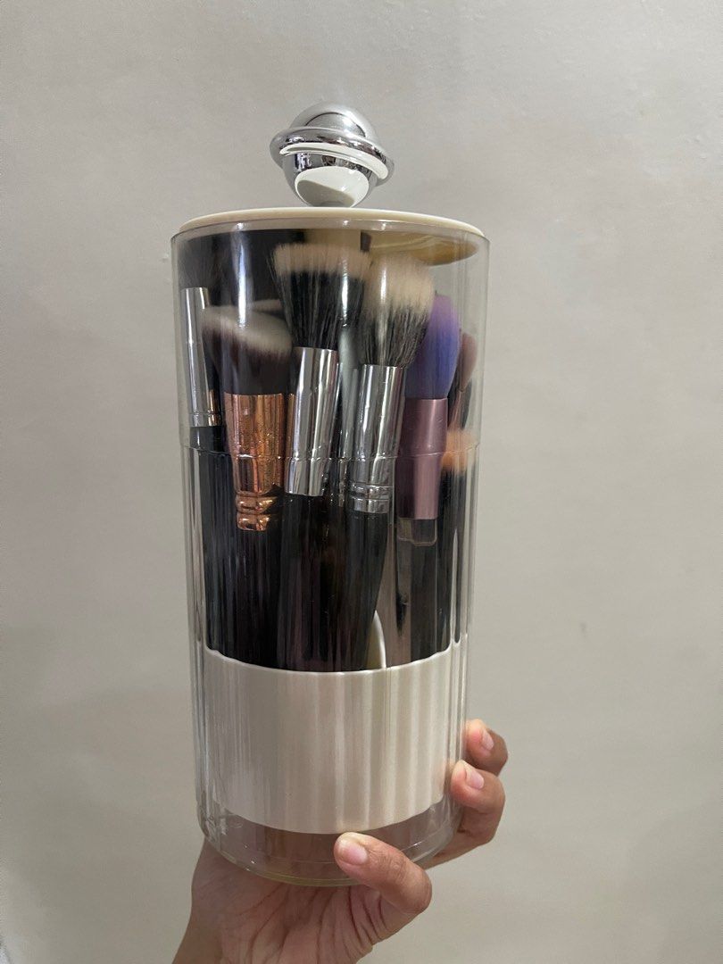 Automatic brush holder (Category: Makeup) located in Las Pinas. Submitted by trishdeclutters (Listing ID 1385035908, Image 1). Description: Gandang lalagyan ng brush. Rfs this is an extra .
