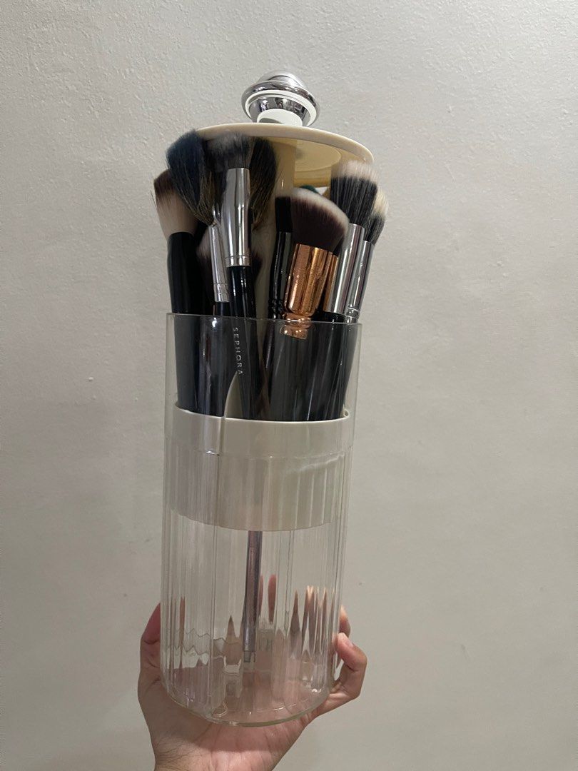 Automatic brush holder (Category: Makeup) located in Las Pinas. Submitted by trishdeclutters (Listing ID 1385035908, Image 2). Description: Gandang lalagyan ng brush. Rfs this is an extra .