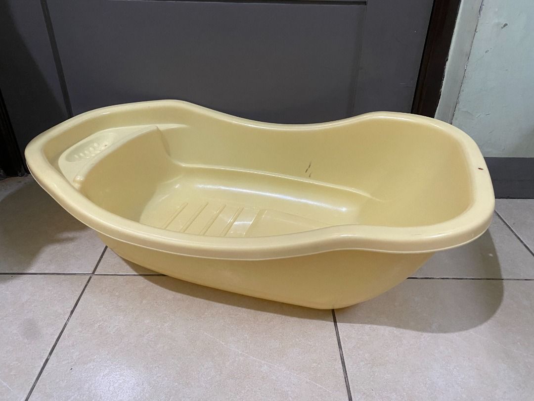 baby bathtub yellow (Category: Bathtub & Bath Accessories) located in Makati City. Submitted by pdcmakati (Listing ID 1384963447, Image 2). Description: Pickup location: Makati Brand: HITOP Model: newborn / baby bathtub Color: yellow price: 350php Age: Recommended for ages 0 months to 2 years old Condition: Preloved , outgrown , selling as is where is condition , no issue no crack no damage **freebie for fast transaction **pickup anytime at my ma