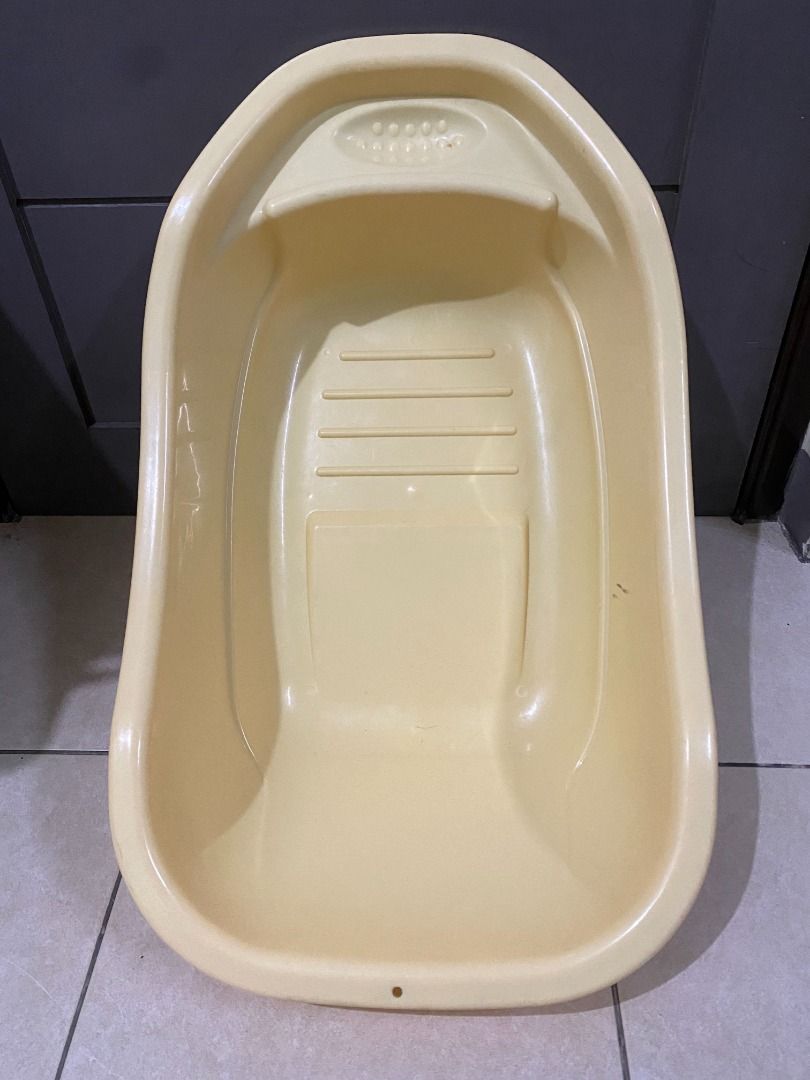 baby bathtub yellow (Category: Bathtub & Bath Accessories) located in Makati City. Submitted by pdcmakati (Listing ID 1384963447, Image 3). Description: Pickup location: Makati Brand: HITOP Model: newborn / baby bathtub Color: yellow price: 350php Age: Recommended for ages 0 months to 2 years old Condition: Preloved , outgrown , selling as is where is condition , no issue no crack no damage **freebie for fast transaction **pickup anytime at my ma