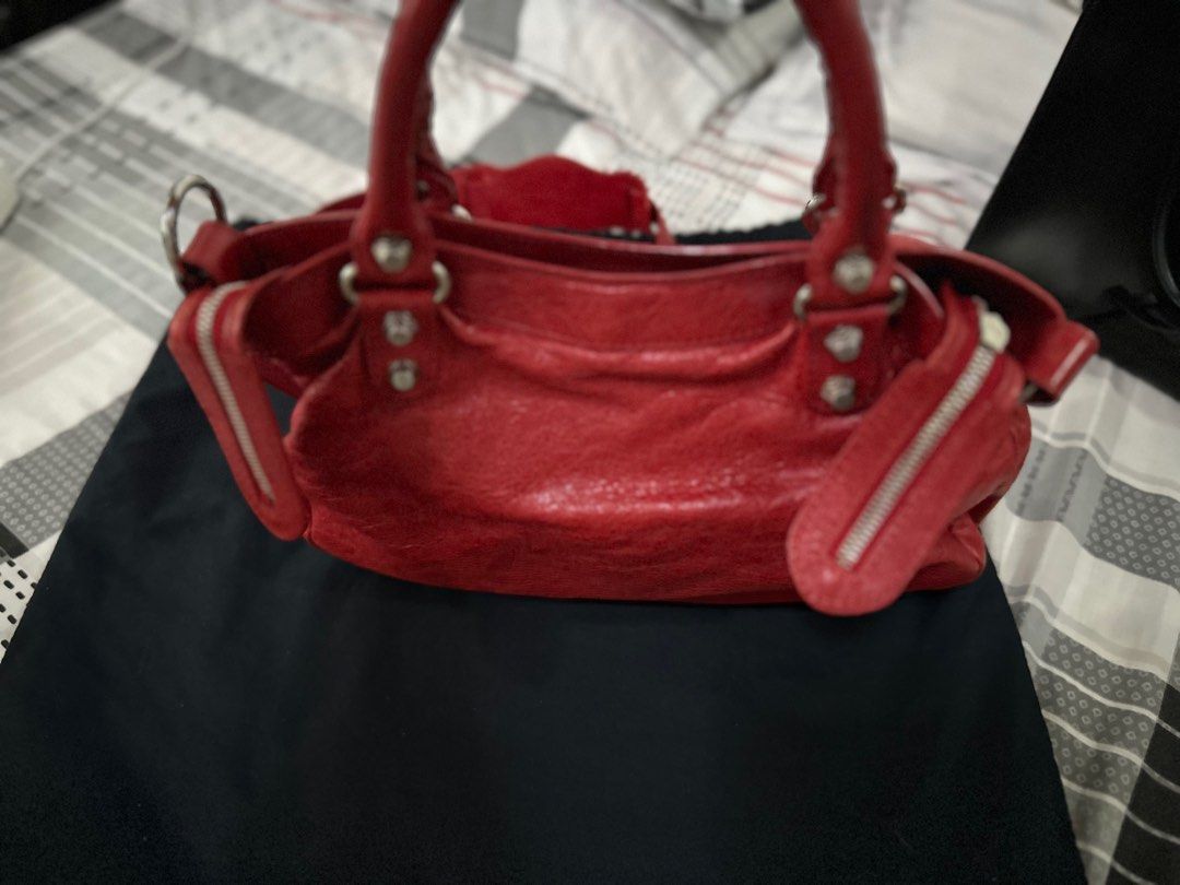 Balenciaga (Category: Luxury Bags & Wallets) located in Apalit. Submitted by prelovedbyitv (Listing ID 1384878907, Image 3). Description: .