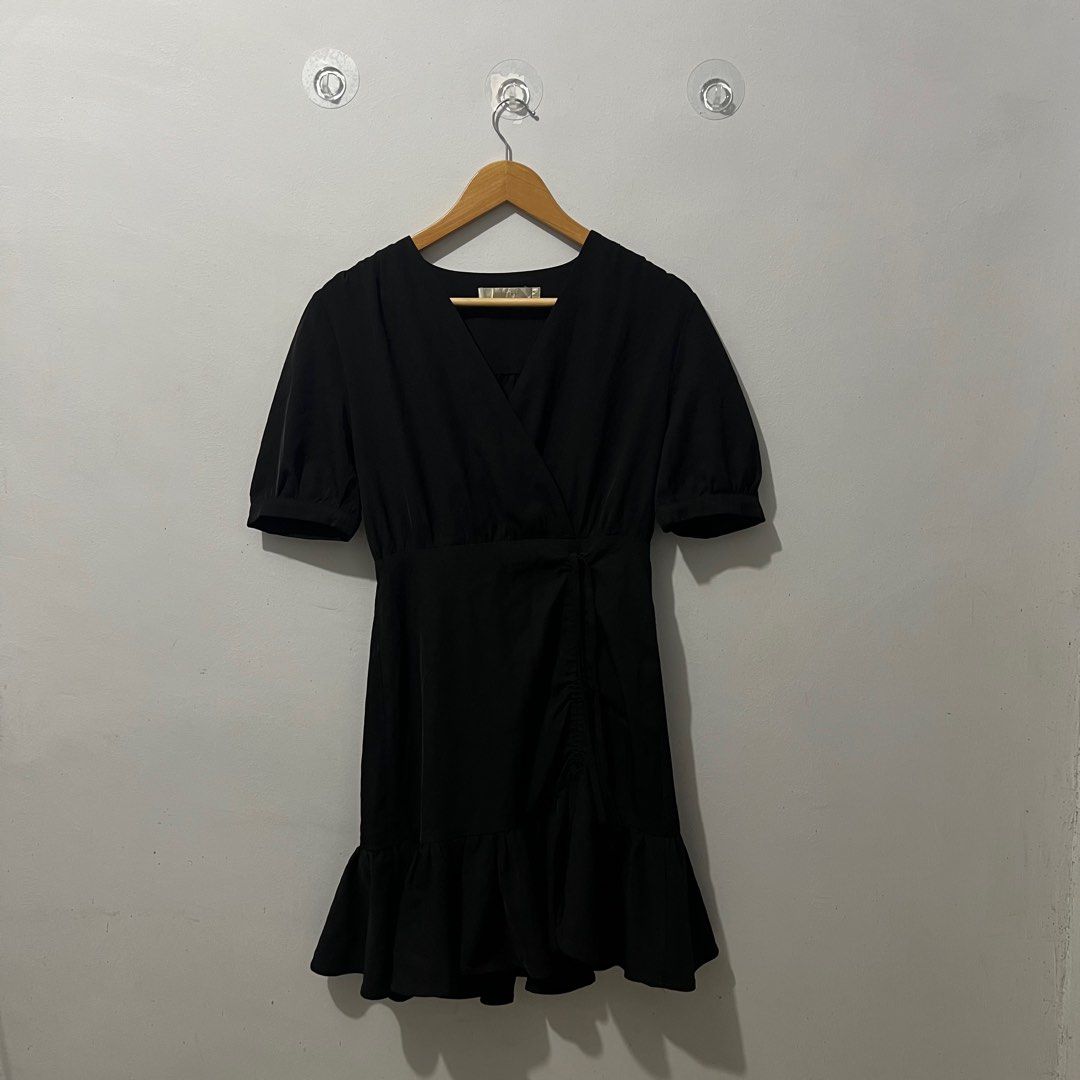 Black dress (Category: Dresses) located in Lucena. Submitted by macxi (Listing ID 1384953098, Image 1). Description: .