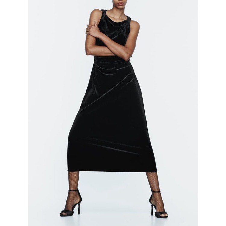 Black Dress (Category: Dresses) located in Makati City. Submitted by mylinx (Listing ID 1385020143, Image 1). Description: It was bought on Sh_pee, used in a wedding, and fits L frame. Height 5’5” Meet up: BGC (Mon-Wed) MRT Boni (Thu-Sun).