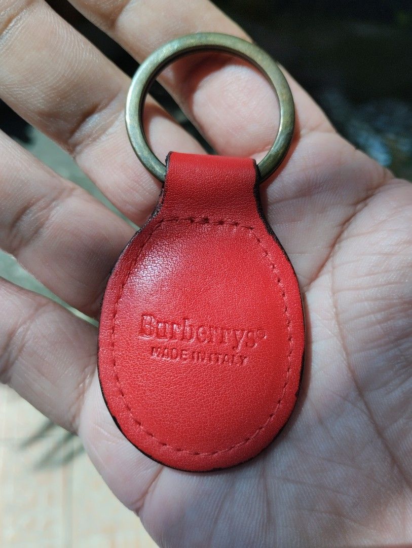 Burberry keyring (Category: Luxury Accessories) located in Cabadbaran. Submitted by lagiuminomtubig1 (Listing ID 1384833379, Image 2). Description: no issue.