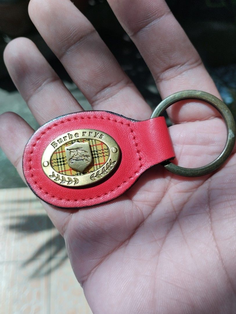 Burberry keyring (Category: Luxury Accessories) located in Cabadbaran. Submitted by lagiuminomtubig1 (Listing ID 1384833379, Image 1). Description: no issue.