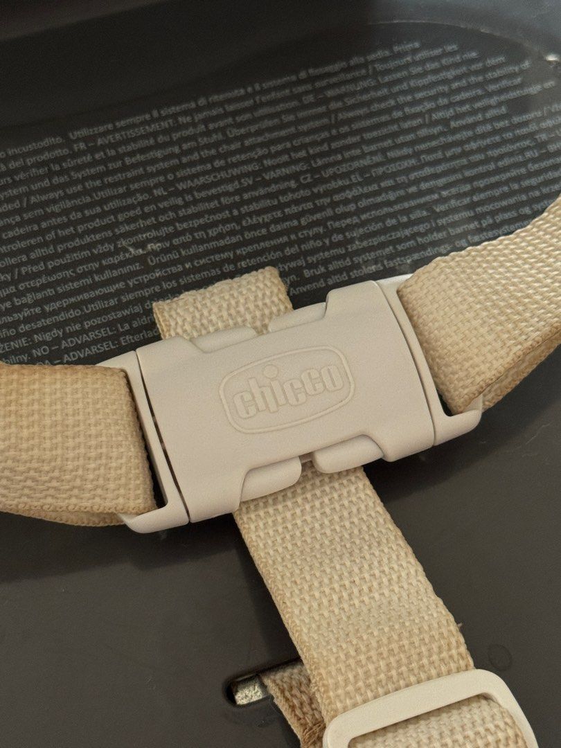 Chicco Pocket Snack Booster Seat (Category: Other Babies Going Out Needs) located in Quezon City. Submitted by kfrys (Listing ID 1384930221, Image 3). Description: Well-used but still in good condition,no cracks or damage. There’s a stain on the belt/carrier, but it’s already been washed and cleaned. RFS: Decluttering .