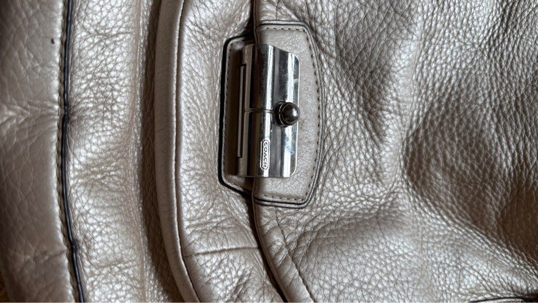 Coach Kristin Leather hobo bag (Category: Luxury Bags & Wallets) located in Tagaytay City. Submitted by ashhh_leyyyy (Listing ID 1384870261, Image 2). Description: No sling (nawala huhu) Dirty interior pwedeng labahan.
