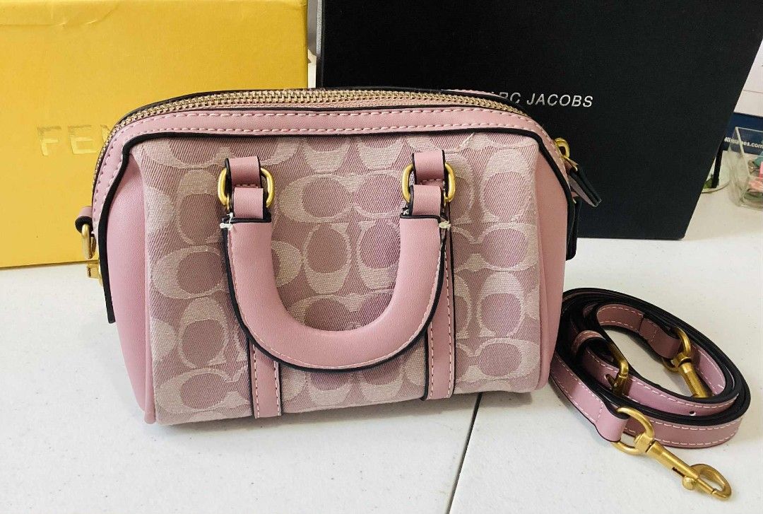 Cute little Pink bag (Category: Luxury Bags & Wallets) located in Manila. Submitted by cor1024 (Listing ID 1384952967, Image 1). Description: Cute to wear.