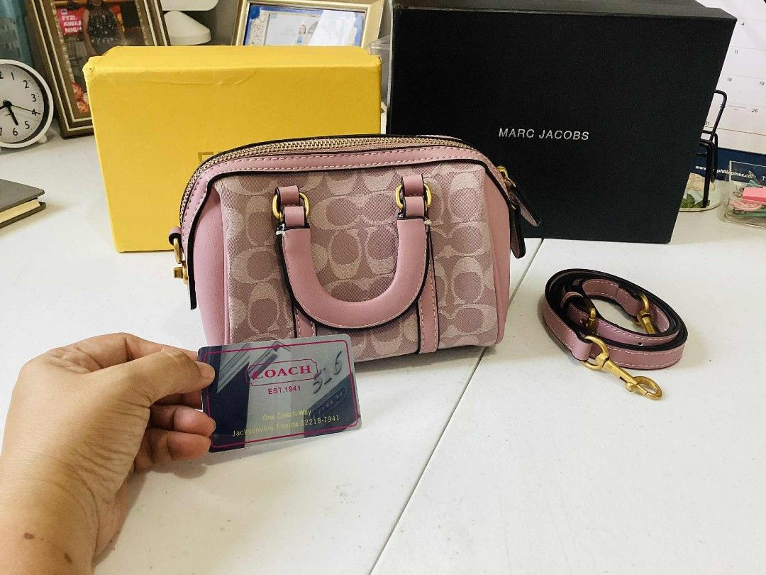 Cute little Pink bag (Category: Luxury Bags & Wallets) located in Manila. Submitted by cor1024 (Listing ID 1384952967, Image 3). Description: Cute to wear.