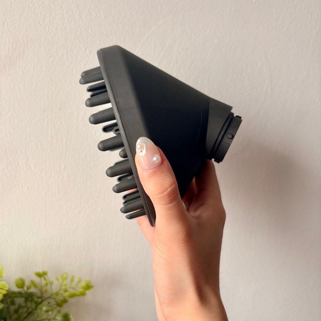 Dyson Airwrap Diffuser (Category: Hair) located in Singapore. Submitted by orcare (Listing ID 1282055049, Image 3). Description: Dyson Airwrap Diffuser Attachment (third-party but blows like the original!) New version: $35 (first three pictures) Old version: $32 (last three pictures) The attachment simulates natural drying, helping to reduce frizz and define natural waves, curls, and coils. I’m helping my aunt sell away after closing her hair acc