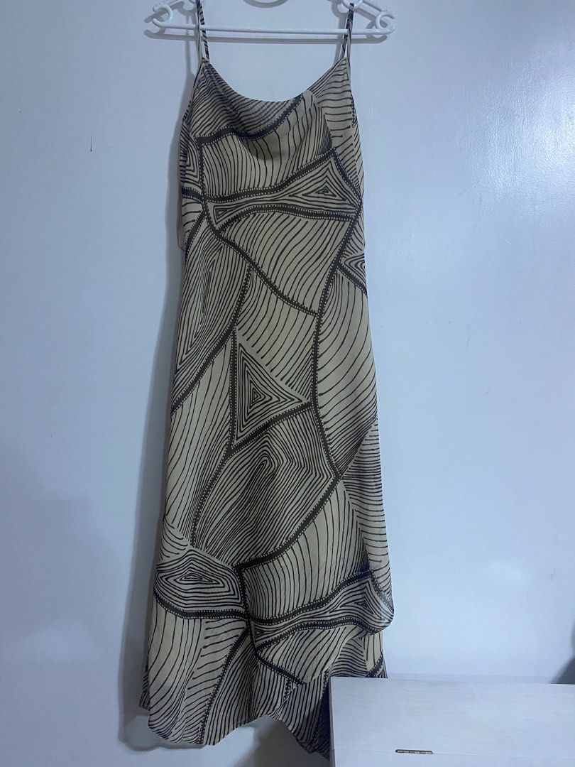 Floral-print silk dress (Category: Dresses) located in Las Pinas. Submitted by tjdio (Listing ID 1385033925, Image 2). Description: .