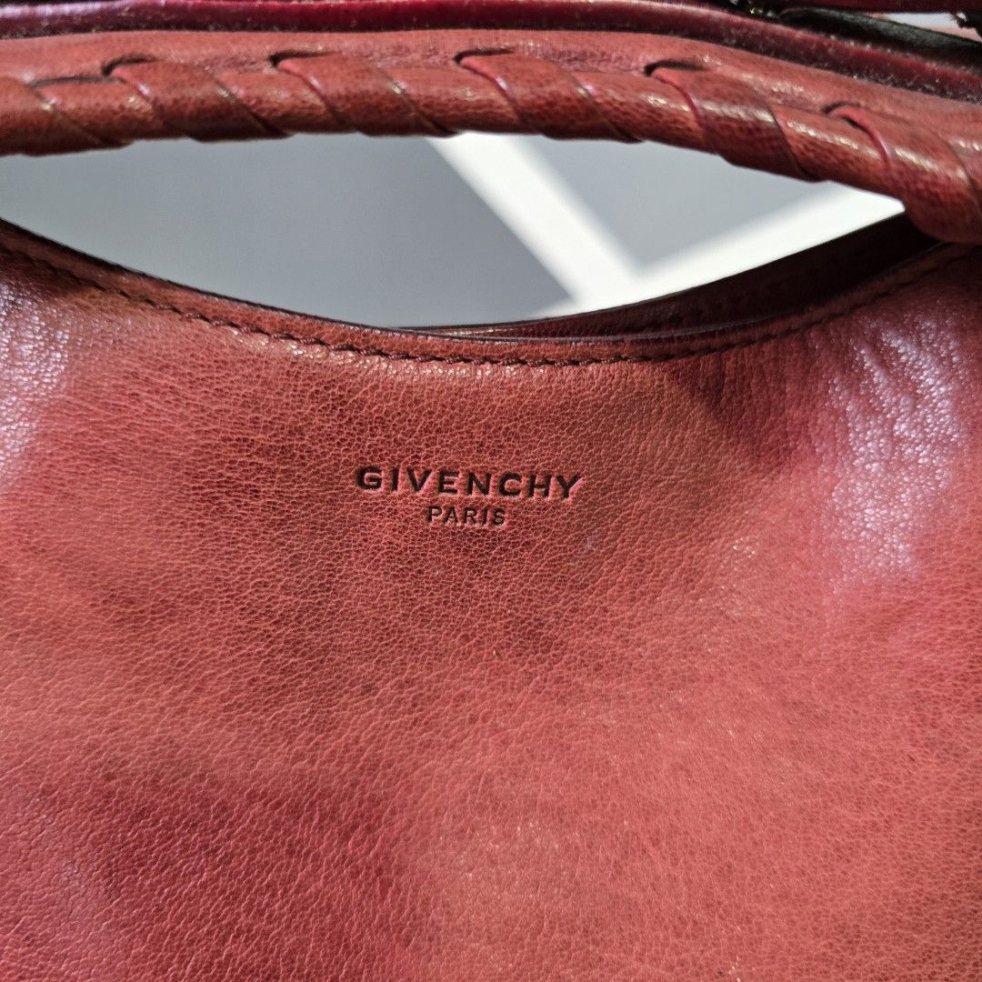Givenchy cresent sling bag (Category: Luxury Bags & Wallets) located in Manila. Submitted by arvinaboab04229 (Listing ID 1384962449, Image 3). Description: limited edition bag collectable rare item.