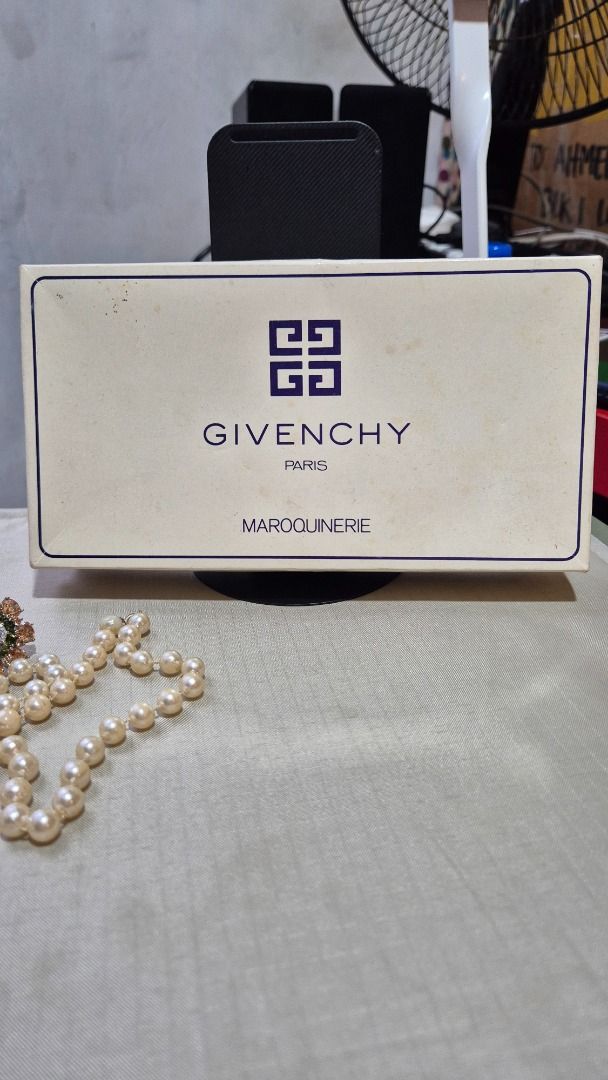 Givenchy Long wallet (Category: Luxury Bags & Wallets) located in Imus. Submitted by tan_gerine389 (Listing ID 1384964145, Image 1). Description: Givenchy Long Wallet ⚘genuine leather ⚘with sign of use and need some cleaning ⚘maroon colour ⚘980 Pesos + sf ⚠️Please take time to read ⚠️Item is Japan ukay source , please manage your expectations, if there is any, flaws and other signs of usage are stated, mine means sold, no return/no exchange polic