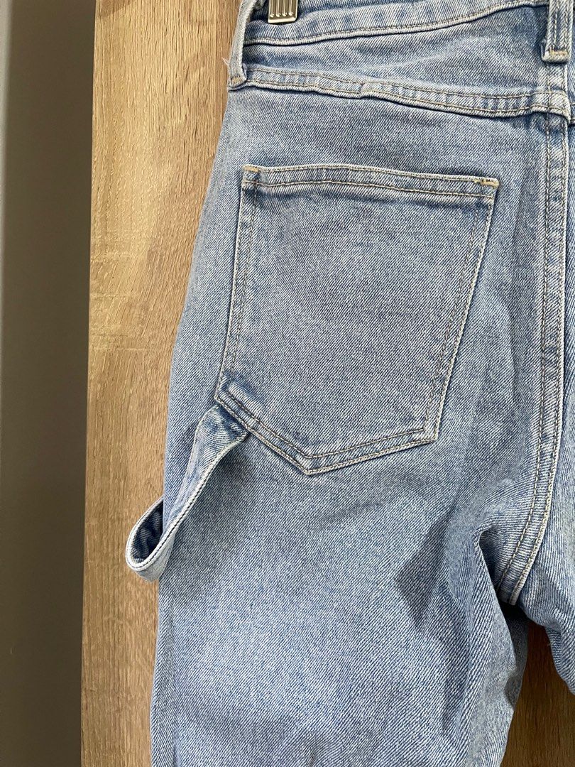 Guess carpenters cut (Category: Jeans) located in Daraga. Submitted by freestyleselections (Listing ID 1384919453, Image 3). Description: 26-27.