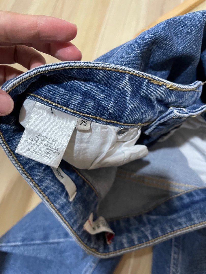 Guess mom jeans (Category: Jeans) located in Daraga. Submitted by freestyleselections (Listing ID 1384919730, Image 3). Description: Few times lng nagamit napagliitan .