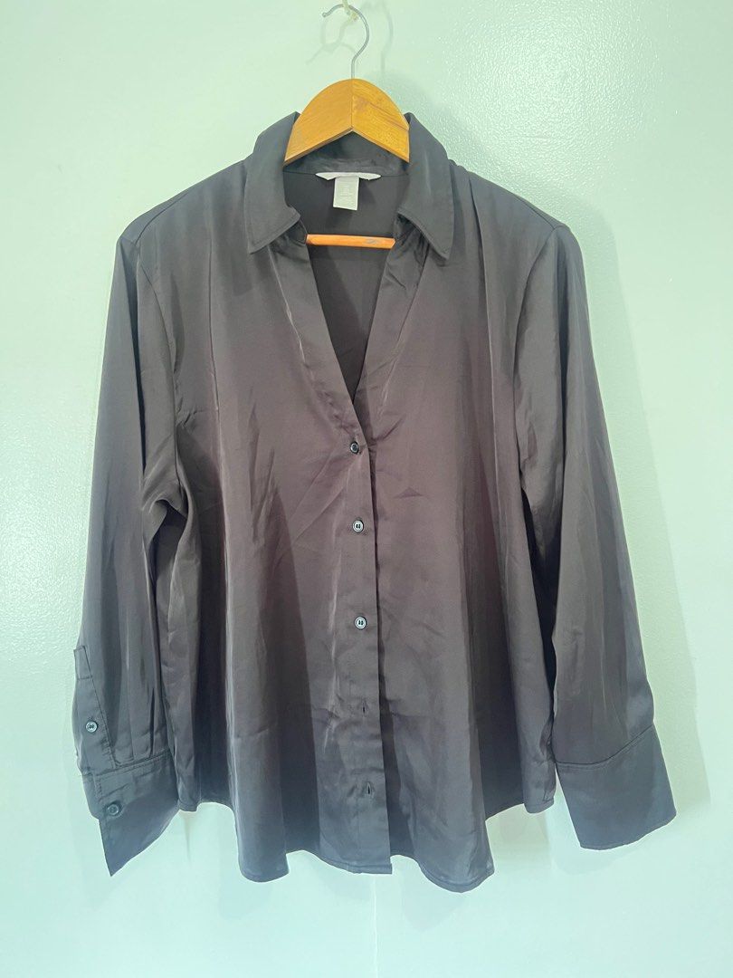 H&M Vneck Polo (Category: Longsleeves) located in Calamba. Submitted by _mrp_ (Listing ID 1384887978, Image 3). Description: L26 W22.