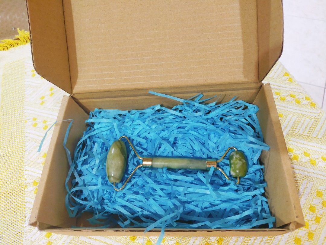 Jade Roller Green (Category: Face Care) located in Quezon City. Submitted by floreskari78555 (Listing ID 1384896036, Image 3). Description: A green jade facial roller is a beauty tool used to massage the face, typically made from jadeite stone. 120php each Benefits: Reduces puffiness and under-eye bags. Can help minimize the appearance of fine lines and wrinkles. May improve skin elasticity and firmness. Can enhance the absorption of skincare pro