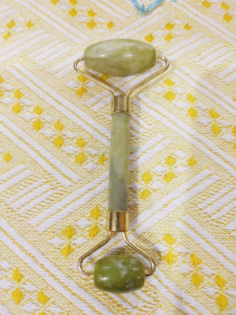Jade Roller Green (Category: Face Care) located in Quezon City. Submitted by floreskari78555 (Listing ID 1384896036, Image 2). Description: A green jade facial roller is a beauty tool used to massage the face, typically made from jadeite stone. 120php each Benefits: Reduces puffiness and under-eye bags. Can help minimize the appearance of fine lines and wrinkles. May improve skin elasticity and firmness. Can enhance the absorption of skincare pro