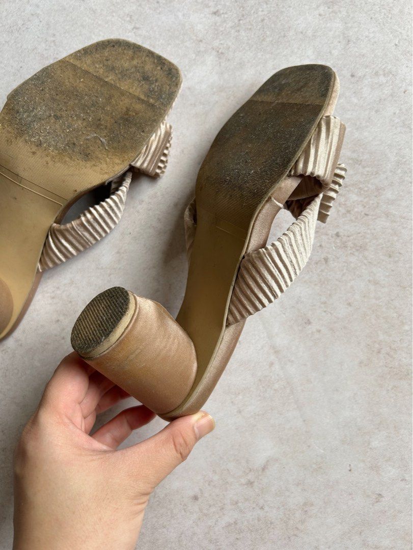 La Soledad Marseilles Champagne Heels (Category: Heels) located in Quezon City. Submitted by joanneaika (Listing ID 1385023084, Image 3). Description: Still presentable. Flaw is the heel part. Check pics closely. Size 7 ( can fit 6.5) Box included.