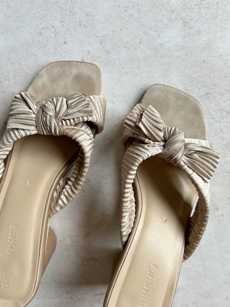 La Soledad Marseilles Champagne Heels (Category: Heels) located in Quezon City. Submitted by joanneaika (Listing ID 1385023084, Image 2). Description: Still presentable. Flaw is the heel part. Check pics closely. Size 7 ( can fit 6.5) Box included.
