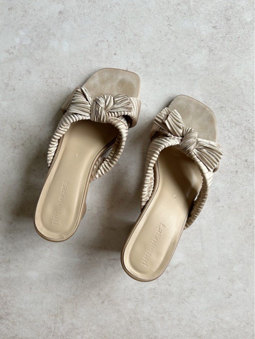 La Soledad Marseilles Champagne Heels (Category: Heels) located in Quezon City. Submitted by joanneaika (Listing ID 1385023084, Image 1). Description: Still presentable. Flaw is the heel part. Check pics closely. Size 7 ( can fit 6.5) Box included.