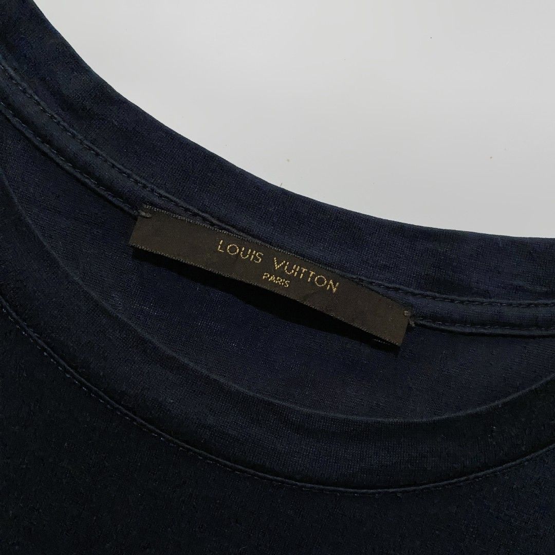 LOUIS VUITTON Pocket tee (Category: Luxury Apparel) located in Bacolod City. Submitted by bt_ph (Listing ID 1384838186, Image 3). Description: AUTHENTIC MADE IN ITALY Size: Large Dimensions: 21 x 28.5 inches Excellent Condition Issue: Glue marks at bottom (see ref pic).