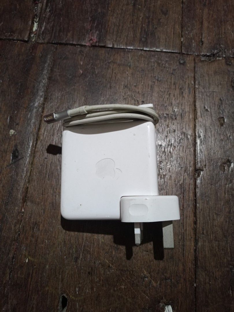 Magsafe adaptor (Category: Electrical, Adaptors & Sockets) located in Manila. Submitted by raymund2501 (Listing ID 1384924608, Image 1). Description: for sale magsafe 85w working po.