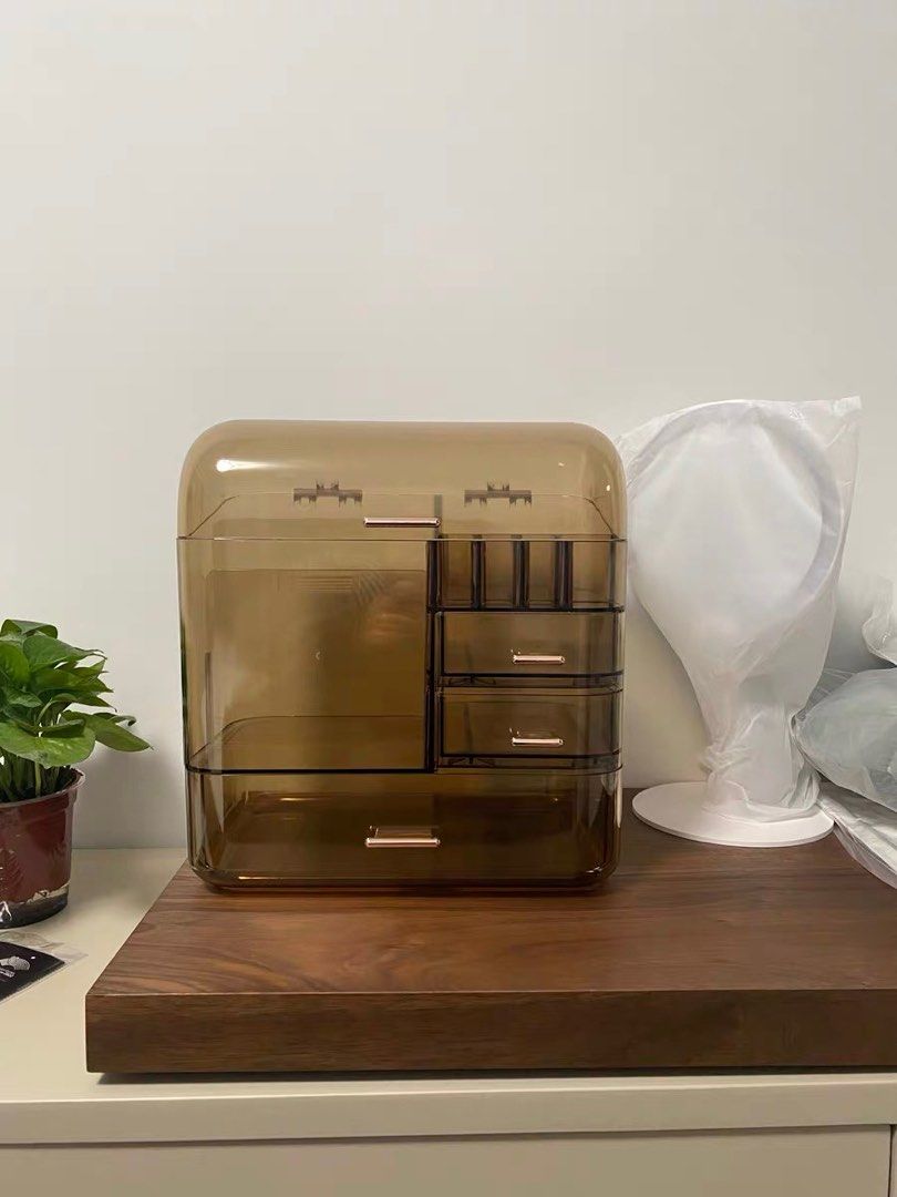 Makeup Organizer (Category: Accessory holder, box & organizers) located in Singapore. Submitted by ana.xw (Listing ID 1384635809, Image 1). Description: Good condition Original price $80 .