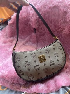(Category: ) located in . Submitted by baglovers10 (Listing ID 1384872156, Image 1). Description: .