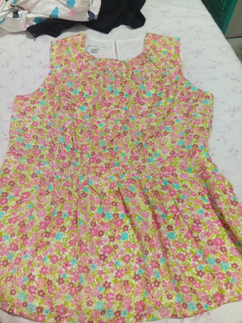 Petite blouse (Category: Blouses) located in Manila. Submitted by kaye18bee (Listing ID 1384971283, Image 2). Description: Floral sleeveless Blouse petite size 12 made in china.