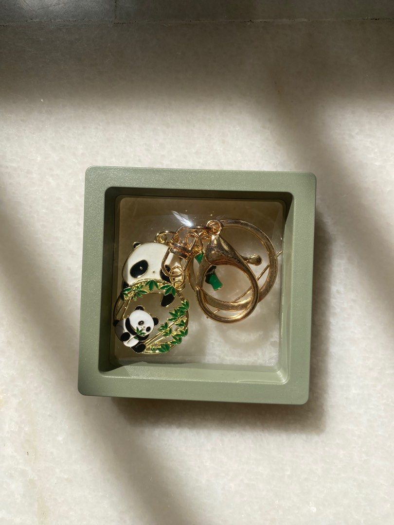 Pouch (Category: Purses & Pouches) located in Singapore. Submitted by ririko (Listing ID 1384882521, Image 3). Description: .