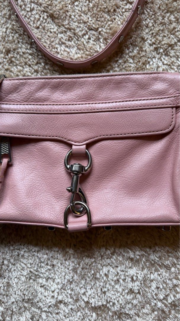Rebecca minkoff mini Mac crossbody (Category: Luxury Bags & Wallets) located in Tagaytay City. Submitted by ashhh_leyyyy (Listing ID 1384862805, Image 2). Description: No fading Peeling sa logo sa loob pero hindi natatanggal parang may dumikit lang Silver hardware no fadings Very good condition.