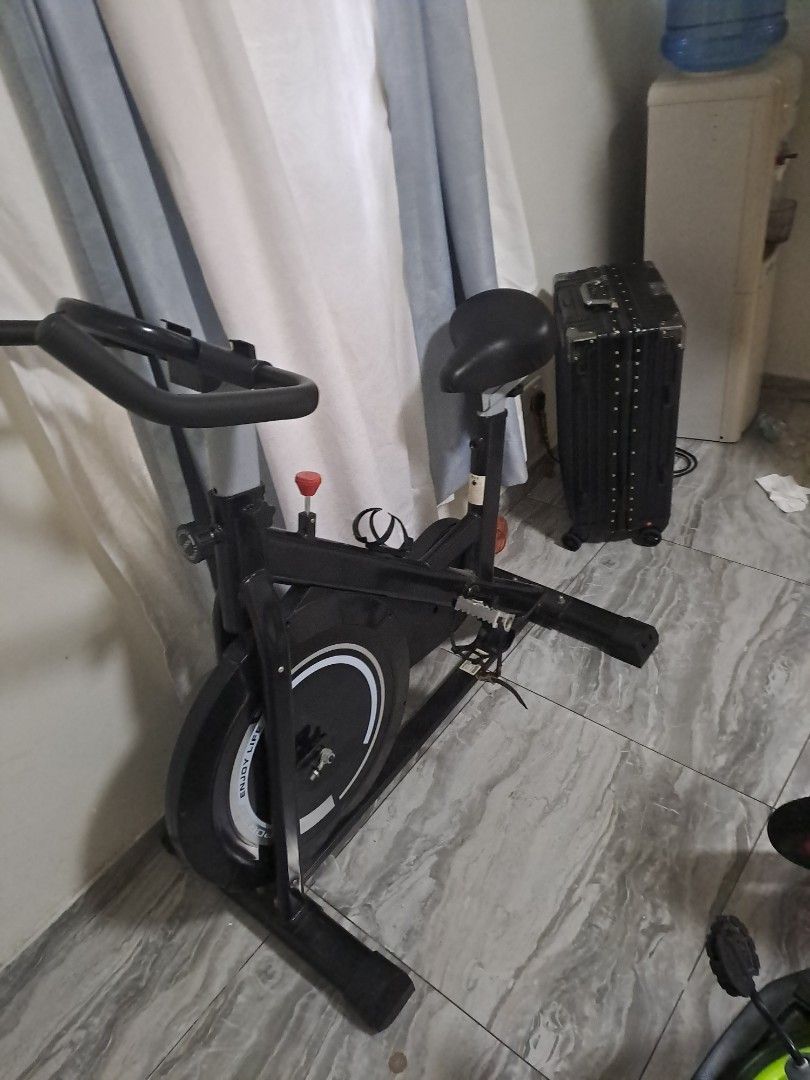 Running machine （分類：運動與健身 - 有氧健身器材）位於 Hong Kong。 由 afzanbhai5 提交（商品編號 1384887798，圖片 1）。簡介： really good codition。