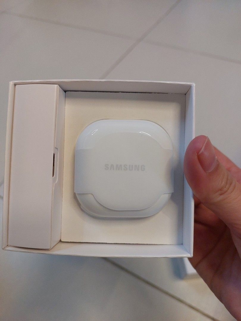 Samsung buds FE (Category: Earphones) located in Makati City. Submitted by monicaelise (Listing ID 1384856525, Image 3). Description: brandnew.