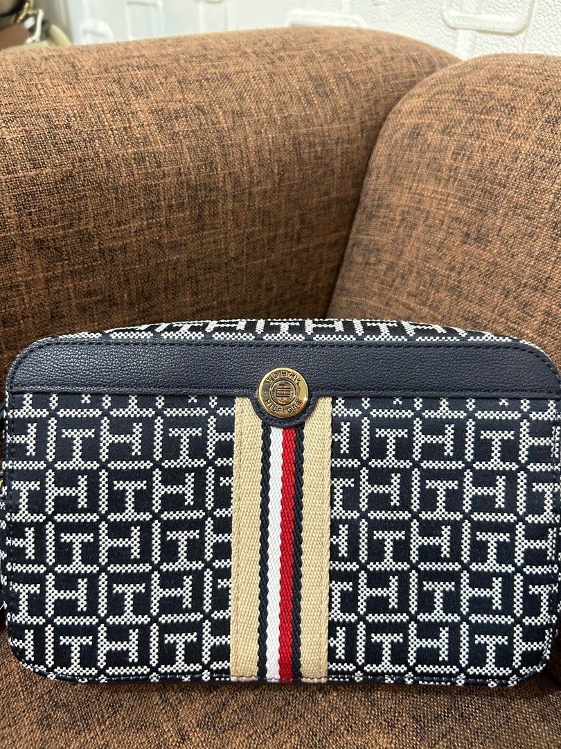 TOMMY HILFIGER CROSSBODY BAG (Category: Cross-body Bags) located in Del Monte. Submitted by sinaya.co (Listing ID 1385030180, Image 2). Description: FROM CANADA — SELLING FOR ₱3,000 ONLY ✅ 100% AUTHENTIC TOMMY HILFIGER CROSSBODY — STYLE 443317, DEPT/RAYON 6025 ✅ BRAND NEW WITH TAGS — IMPORTED DIRECTLY FROM CANADA ✅ CHIC MONOGRAM STYLE — RARE, HARD TO FIND LOCALLY PRODUCT DETAILS: • Iconic TH monogram woven fabric in navy & white • Signature red-w