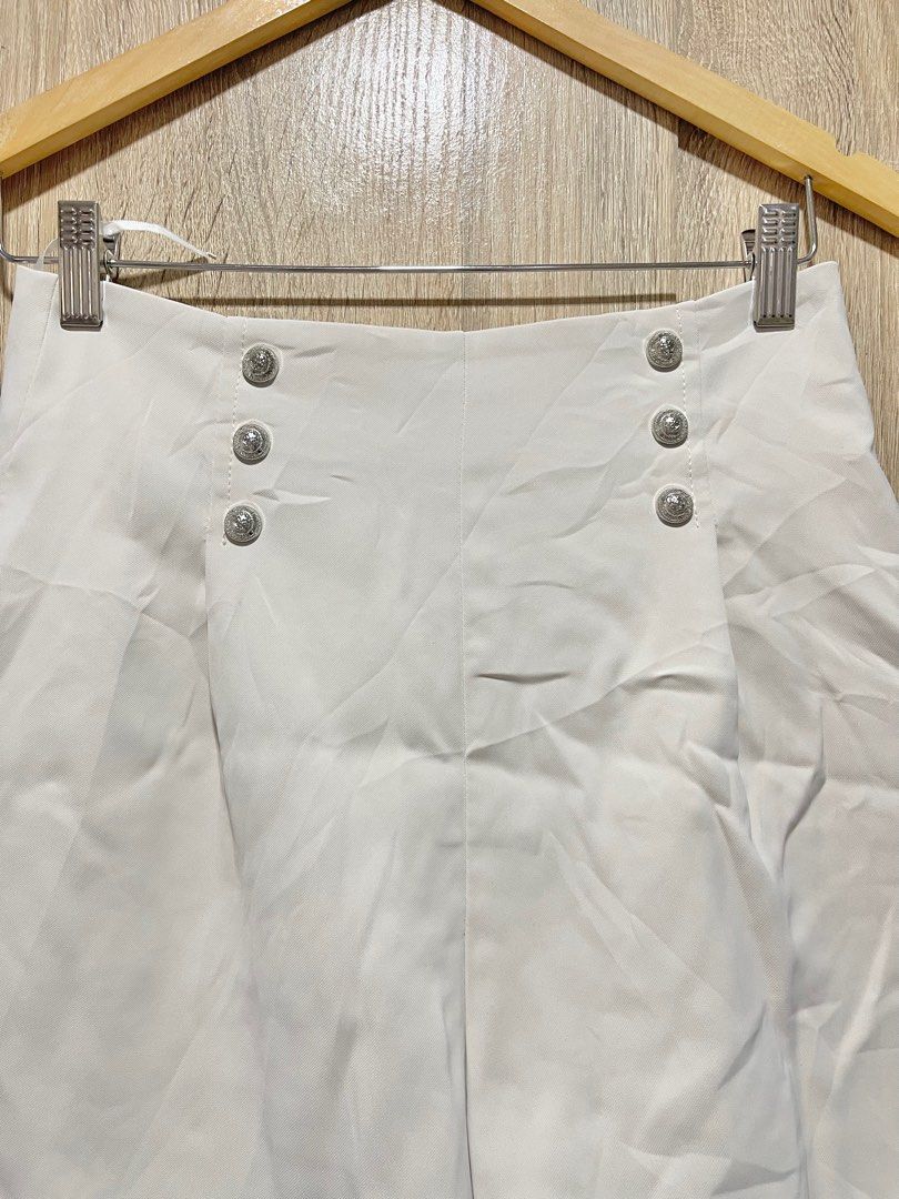 Trousers short with buttons design (Category: Shorts) located in Daraga. Submitted by freestyleselections (Listing ID 1384920293, Image 2). Description: 26.