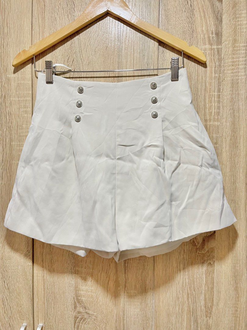 Trousers short with buttons design (Category: Shorts) located in Daraga. Submitted by freestyleselections (Listing ID 1384920293, Image 1). Description: 26.