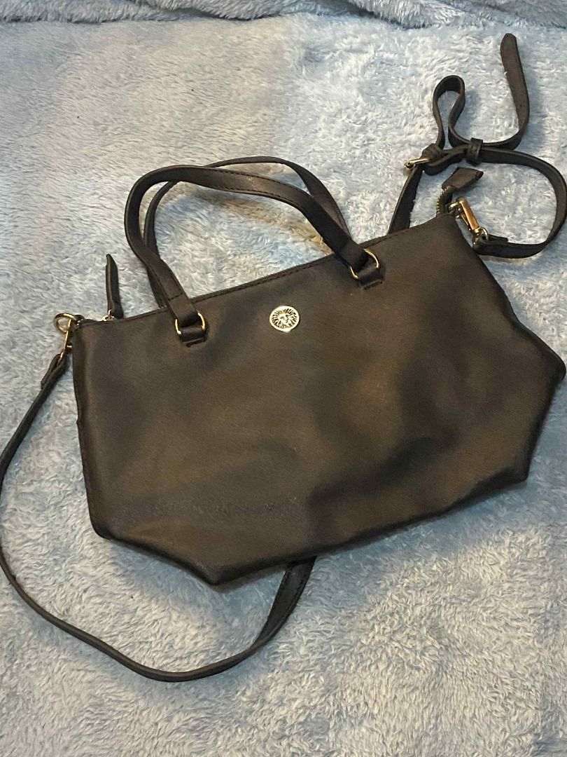 ✨ Anne Klein Black Tote (Category: Luxury Bags & Wallets) located in Antipolo. Submitted by ci4riel (Listing ID 1385192436, Image 1). Description: Perfect for office or casual use! With adjustable sling & hand-carry handles. Preloved in great condition — just needs a quick wipe or wash. 📍Meet-up or shipping | DM for more pics/info 💼.