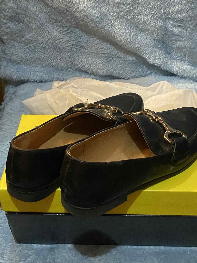 🖤 Figlia Black Loafers (Category: Loafers) located in Antipolo. Submitted by ci4riel (Listing ID 1385193857, Image 1). Description: Chic with gold detail, perfect for smart casual or office looks! 📌 Preloved with signs of wear (see last photo), but still wearable. 📍Meet-up or shipping | DM for more pics or fit 👞.