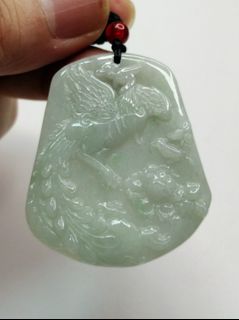 翡翠A貨【鳳凰獻瑞】
糯化種，大小51.4x42.9x5.2mm，淺綠色，有些種水。造型為鳳凰昂首叼如意靈芝如意，旁邊牡丹花上站喜鵲；是為鳳凰獻瑞，富貴起(喜)來。玉件有底色，無紋無裂，品相完好。夏日清爽超值價$19964227893943681110