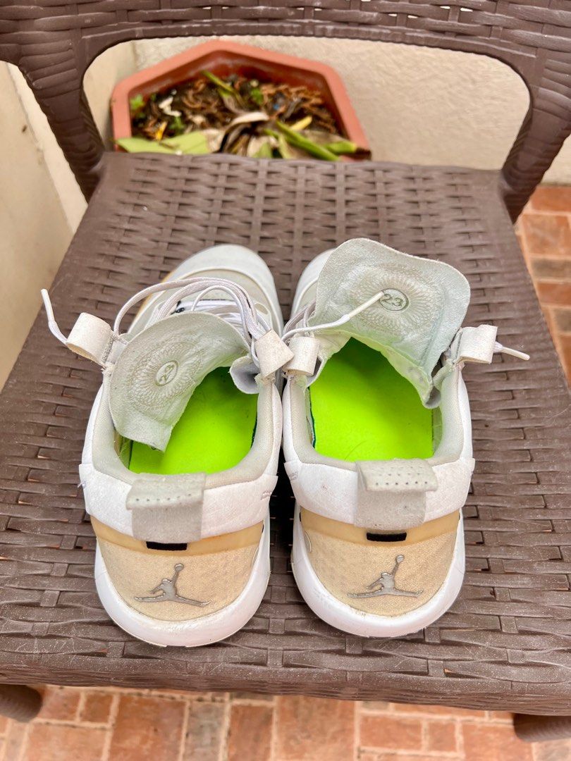 Air Jordan 34 Low Triple White (Category: Sneakers) located in Las Pinas. Submitted by preloved_jc54 (Listing ID 1385057376, Image 3). Description: Very comfortable and right fit for playing ball. Has sole seps from the sides. (Check on the pictures). Need restoration..