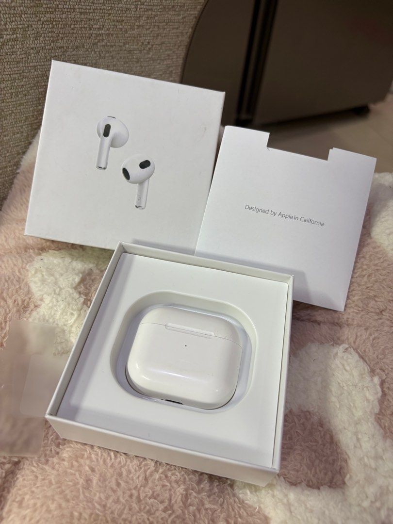Airpods 3rd Gen (Category: Earphones) located in Quezon City. Submitted by allou.tc (Listing ID 1385187084, Image 2). Description: FOR SALE - Airpods 3rd Gen - Used few times only. Looks like new - Authenticity NOT guaranteed - Bought only in Greenhills - Meet up only in West Avenue QC - Shipping via Lalamove or any courier is c/o buyer - Strictly No Returns .
