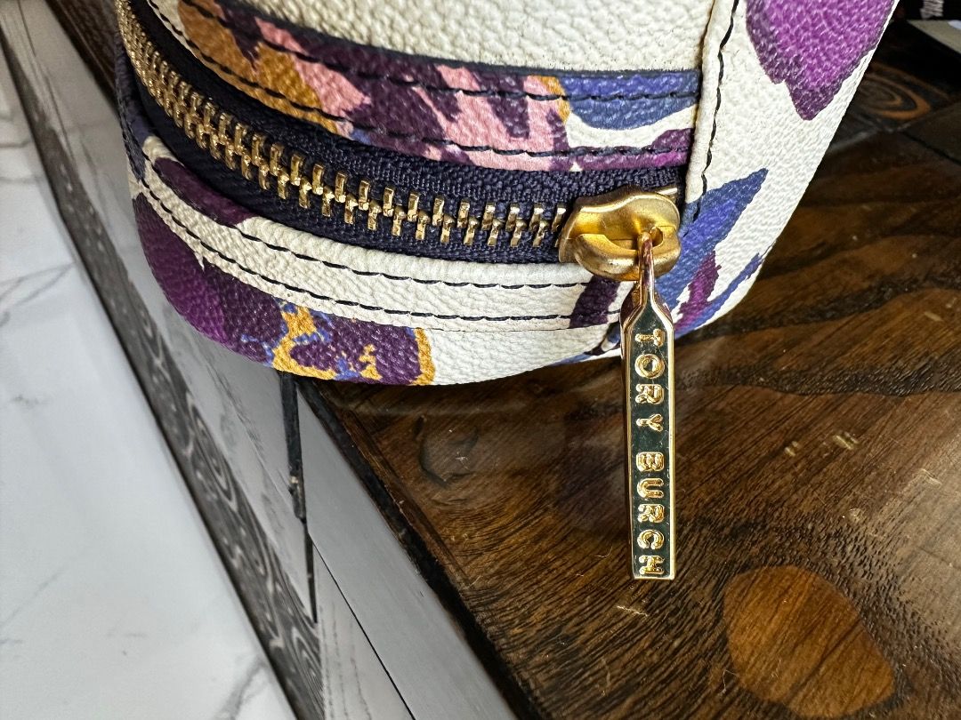Branded Pouch (Category: Luxury Bags & Wallets) located in Baliuag. Submitted by kim01270048729 (Listing ID 1385061453, Image 3). Description: Tory Burch floral pouch in very good condition .