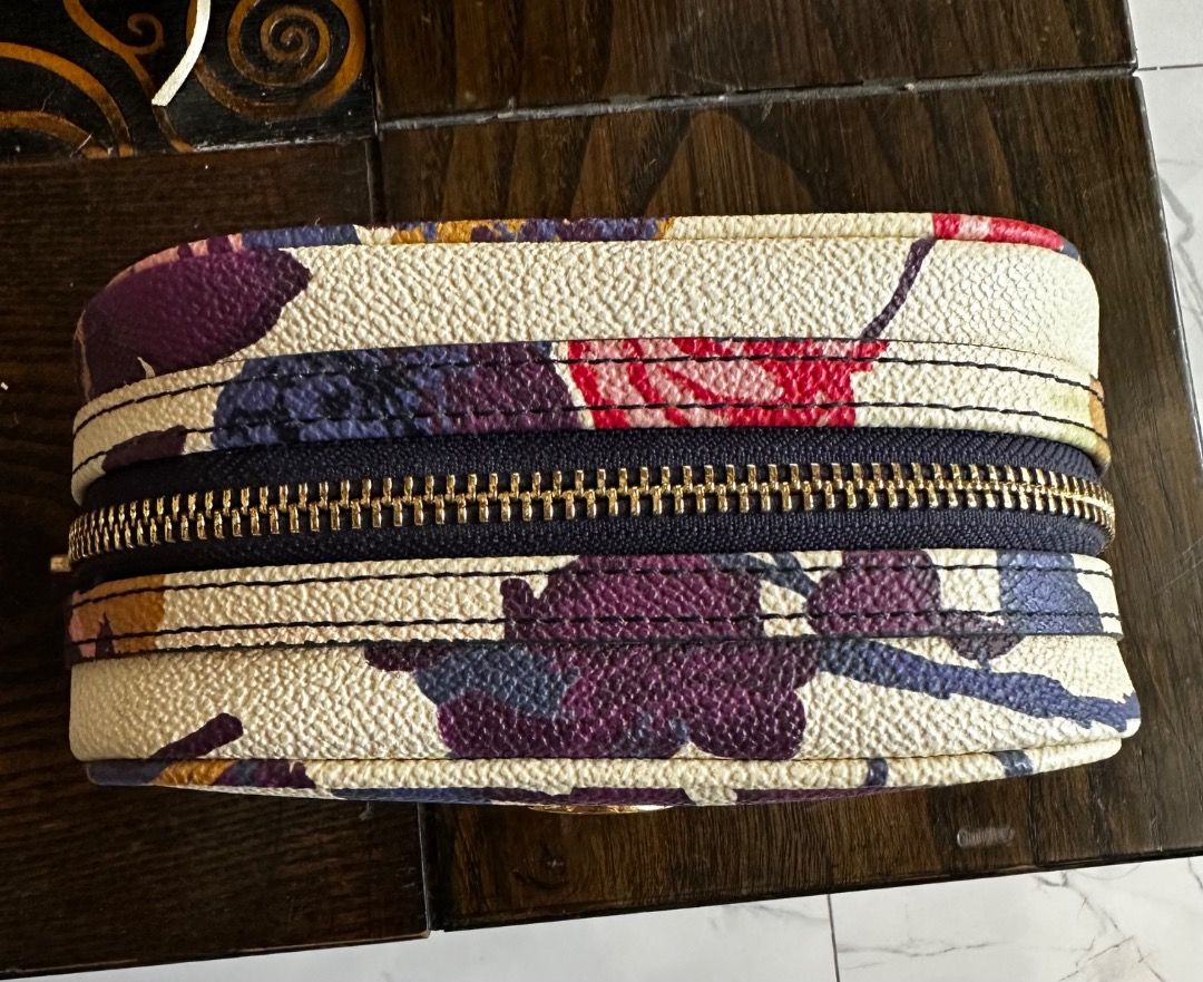 Branded Pouch (Category: Luxury Bags & Wallets) located in Baliuag. Submitted by kim01270048729 (Listing ID 1385061453, Image 2). Description: Tory Burch floral pouch in very good condition .