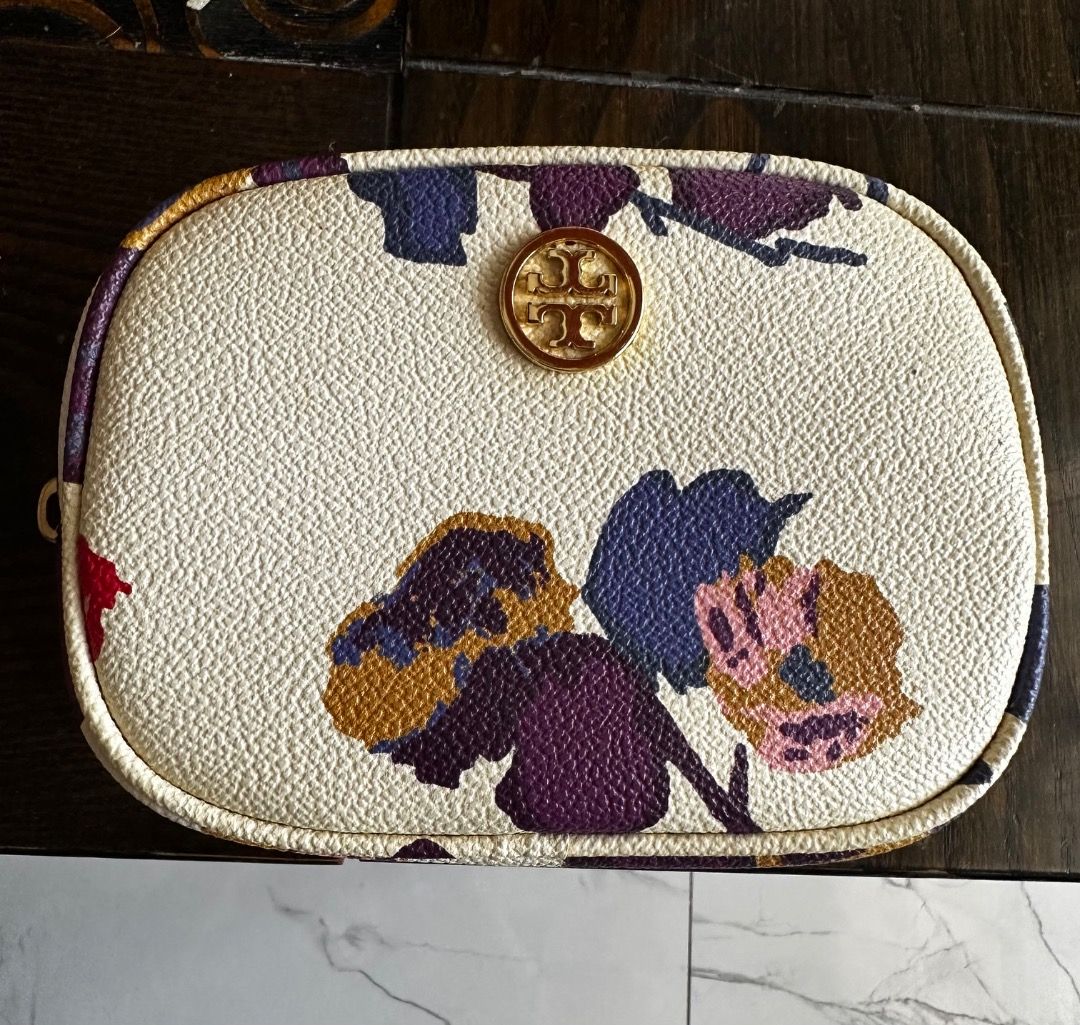 Branded Pouch (Category: Luxury Bags & Wallets) located in Baliuag. Submitted by kim01270048729 (Listing ID 1385061453, Image 1). Description: Tory Burch floral pouch in very good condition .