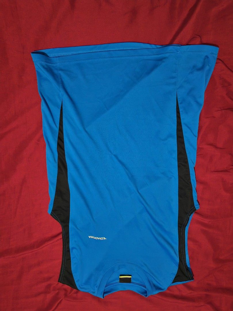 BUNDLE ALERT! Diadora plus 6 active wear tops (Category: Activewear) located in Mandaluyong City. Submitted by itnus (Listing ID 1385078972, Image 3). Description: Perfect para sa mga nasa running era. :) Di na kasi ito kasya sa akin. Random brands na ito. Kunin mo na. :).